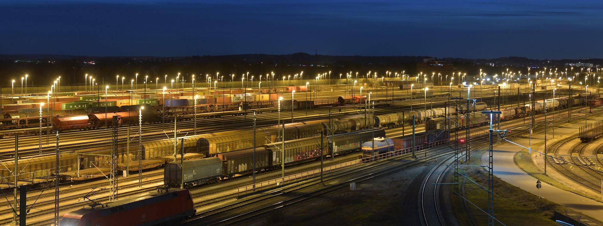 Gleisanlage bei Nacht